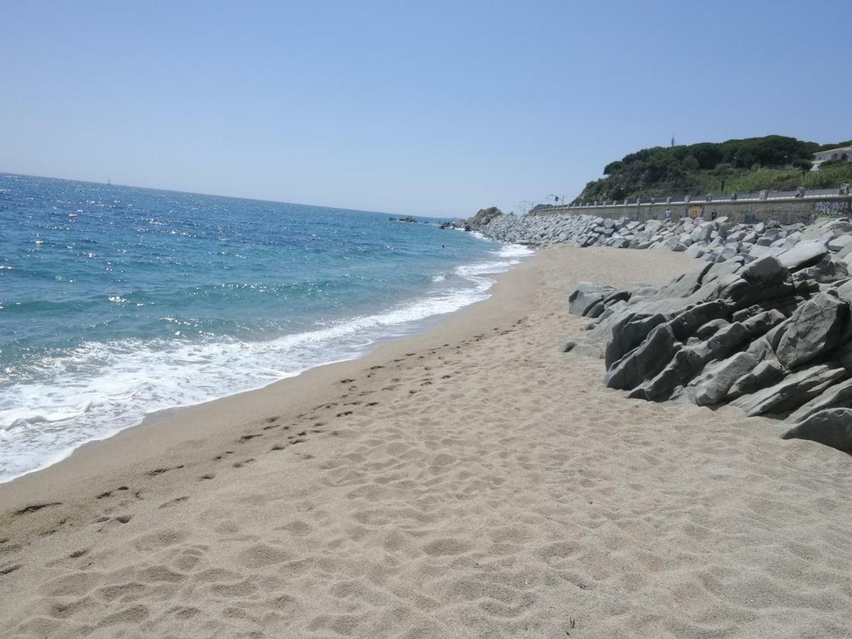 White Stones Beach In Sant Pol De Mar Exterior photo