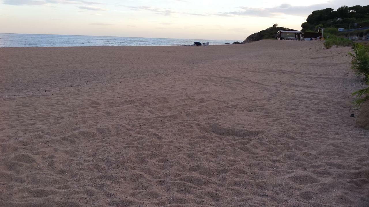 White Stones Beach In Sant Pol De Mar Exterior photo