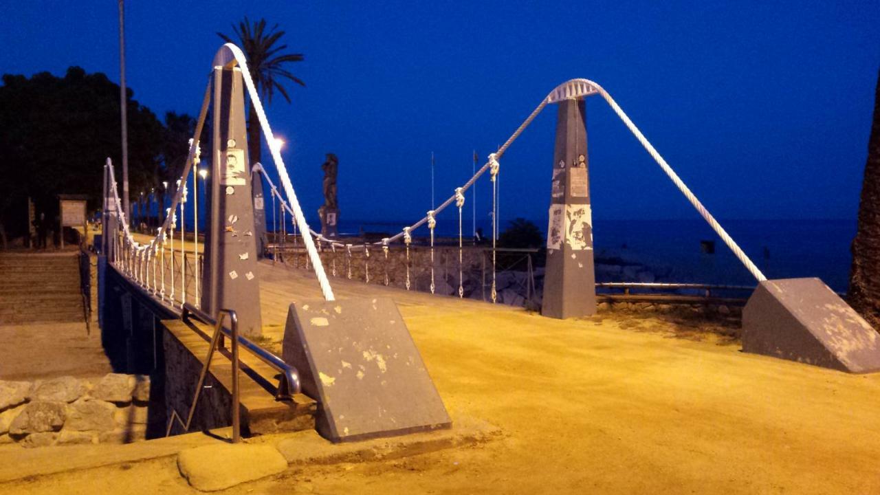 White Stones Beach In Sant Pol De Mar Exterior photo
